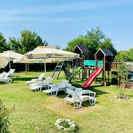 Villa Larus Palić Esterno foto