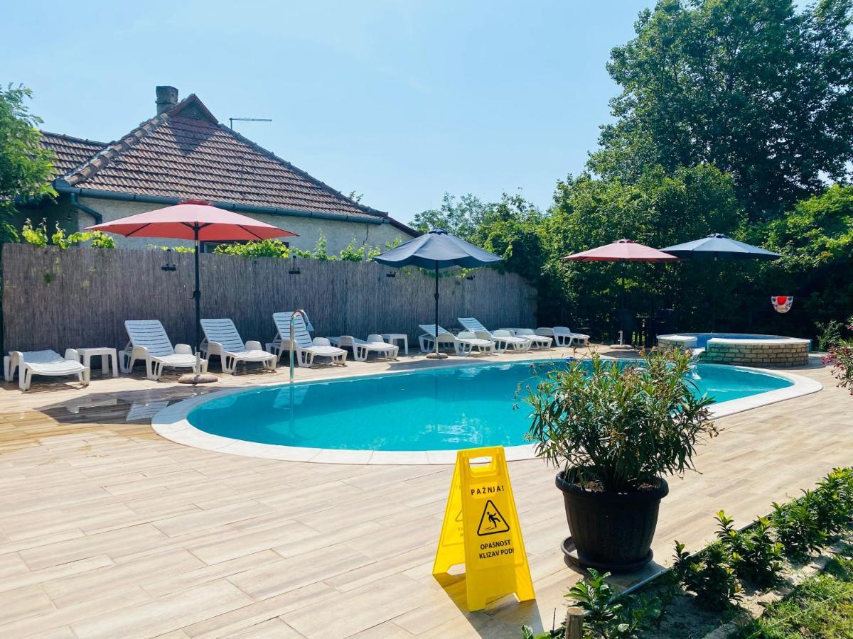 Villa Larus Palić Esterno foto