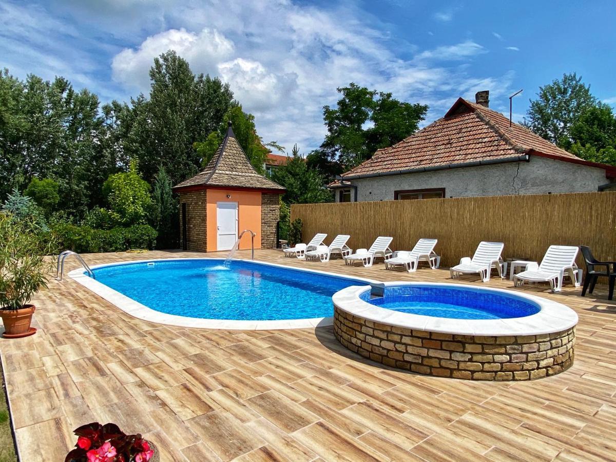 Villa Larus Palić Esterno foto
